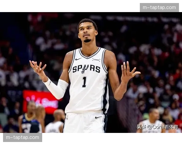 文班亚马防守端筑起禁飞区 单场6次盖帽彻底封锁76人内线进攻